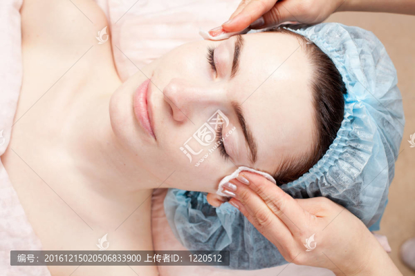 漂亮的女人在美容院得到美容護(hù)膚。清晰的皮膚。