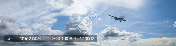 藍(lán)色多云天空中的噴氣式飛機(jī)正在操縱著陸。高分辨率全景合成。
