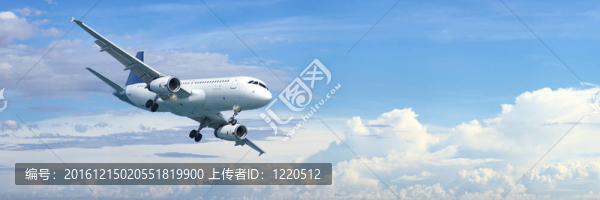 藍色多云天空中的噴氣式飛機正在操縱著陸。高分辨率全景合成。