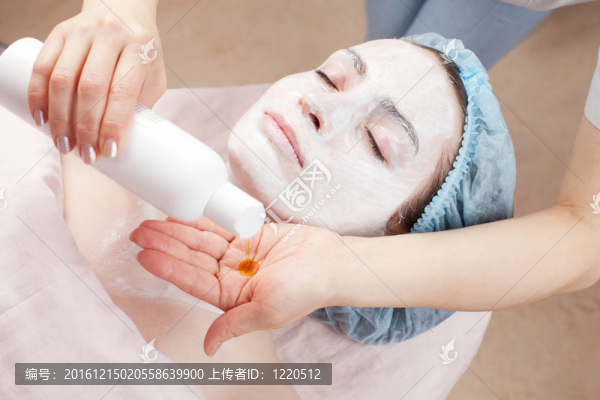 漂亮的女人在美容院得到美容護(hù)膚。清晰的皮膚。
