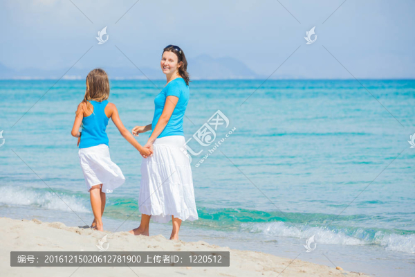 母親和女兒在海灘上玩得很開心