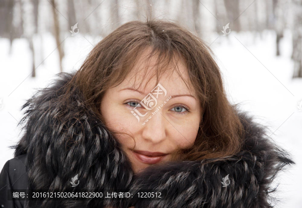 黑發(fā)女人在雪的冬季公園