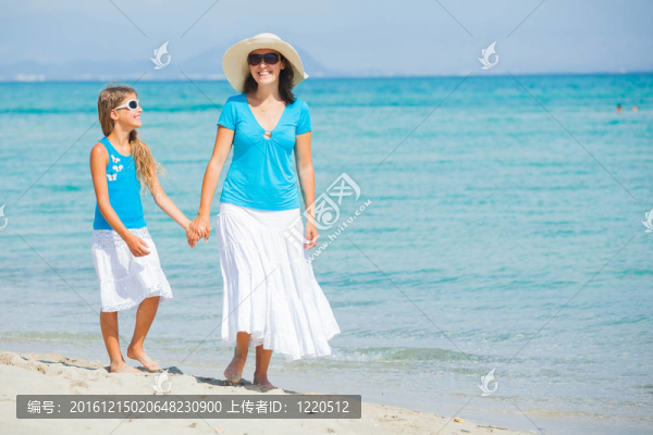 母親和女兒在海灘上玩得很開心