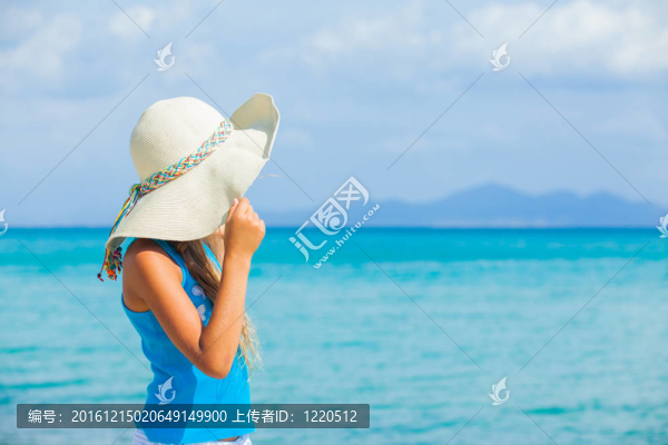 女孩在大帽放寬海洋背景