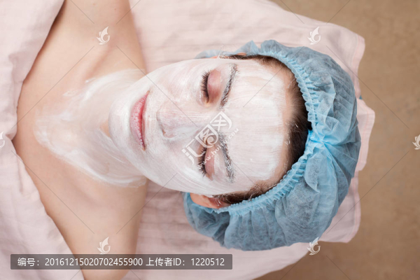 漂亮的女人在美容院得到美容護(hù)膚。清晰的皮膚。