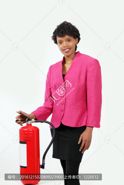 帶滅火器的女人