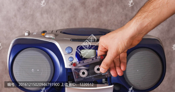 將盒式磁帶插入錄音機