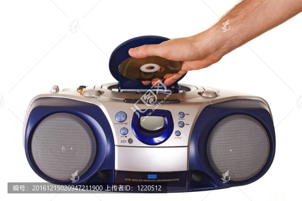 插入磁盤到CD播放器