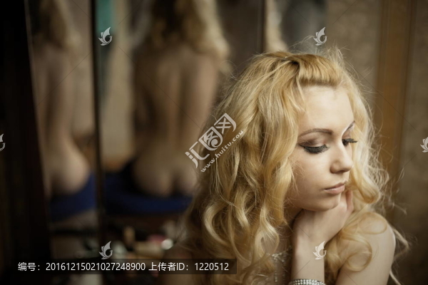 年輕的金發(fā)女郎在鏡