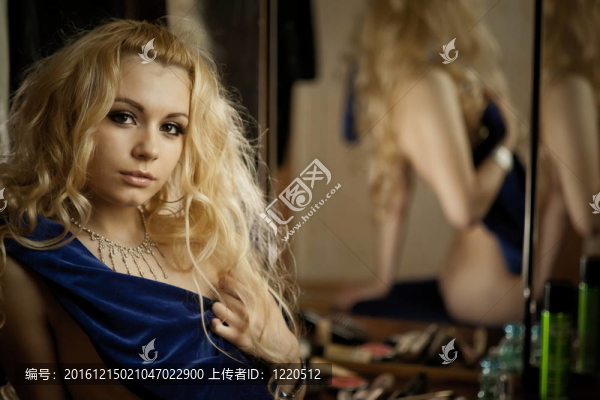 年輕的金發(fā)女郎在鏡