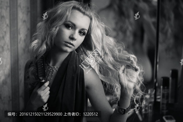 年輕的金發(fā)女郎在鏡