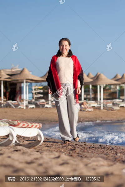 成熟的女人在海灘上的快樂(lè)