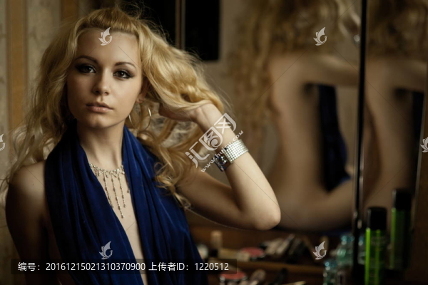 年輕的金發(fā)女郎在鏡