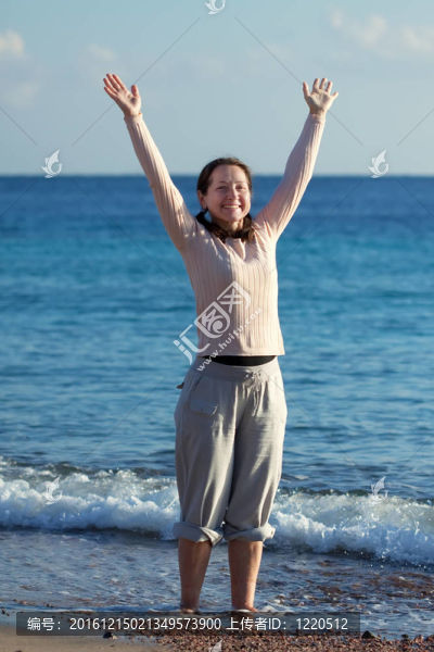 快樂的成熟的沙灘上的女人