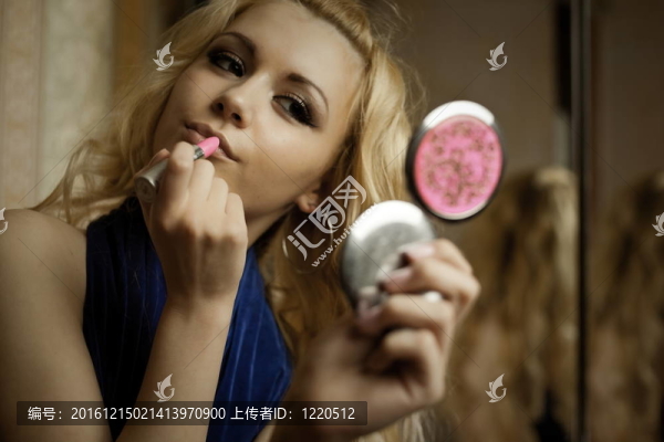 年輕的金發(fā)女郎在鏡