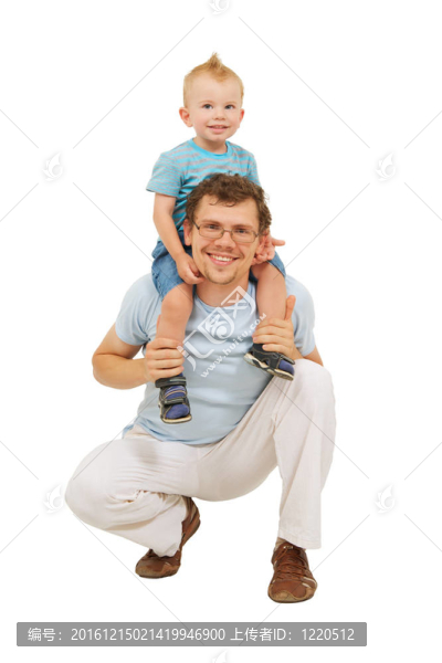 在他脖子上的兒子的父親快樂