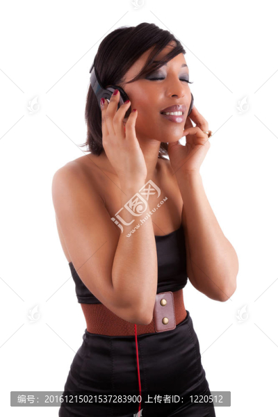 年輕美麗的黑女人的黑衣服聽音樂