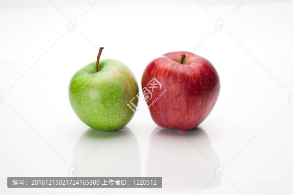 在白色的兩個蘋果