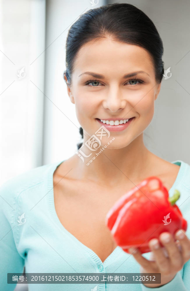 在廚房里美麗的女人