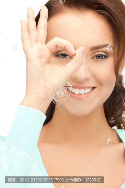 可愛的女人通過孔的手指