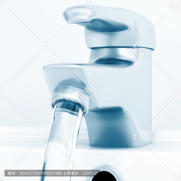 陶瓷白洗滌槽與現(xiàn)代水龍頭流水