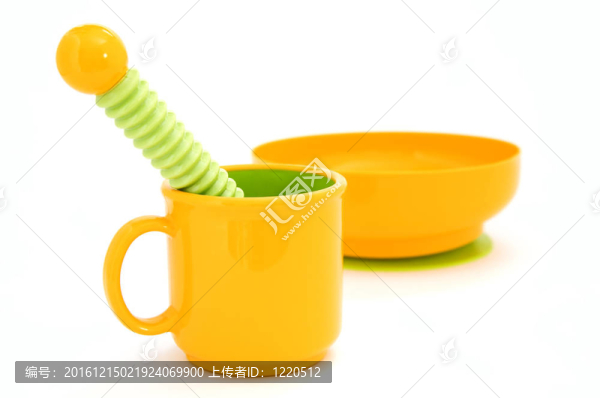 明亮的橙色套孩子在白色背景上的器皿