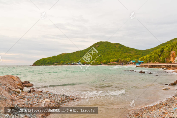 天空和大海；山