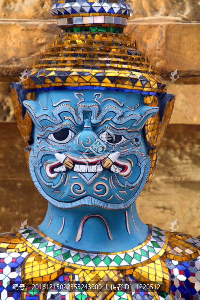金色的金翅鳥雕塑在皇宮；曼谷；泰國
