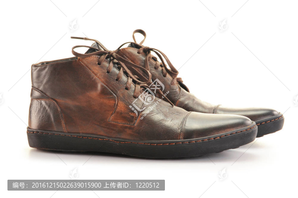 一雙男人的皮鞋白色隔離