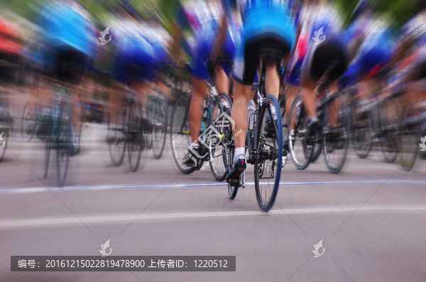 模糊的職業(yè)自行車選手在公路賽