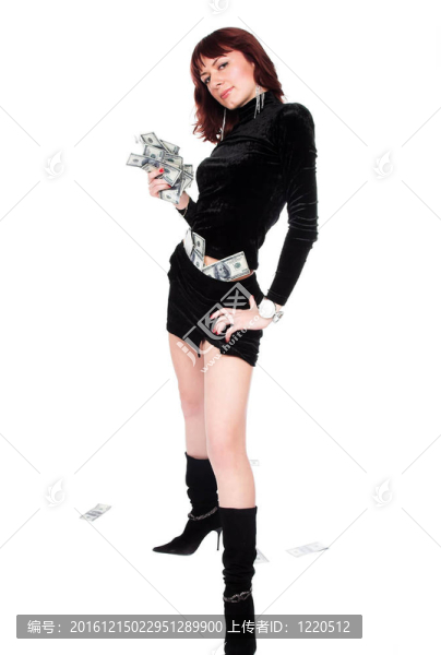 在黑色連衣裙的女孩