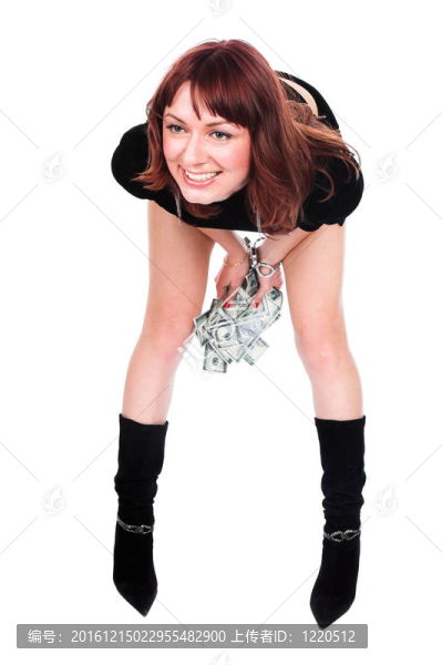 在黑色連衣裙的女孩