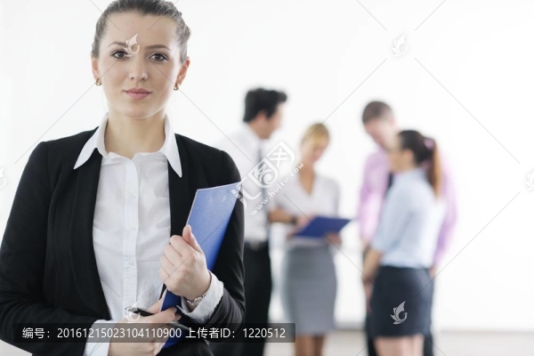 在背景與她的員工商業(yè)女人站