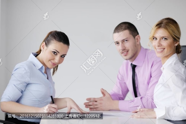 在會(huì)議上，年輕的商業(yè)人士組