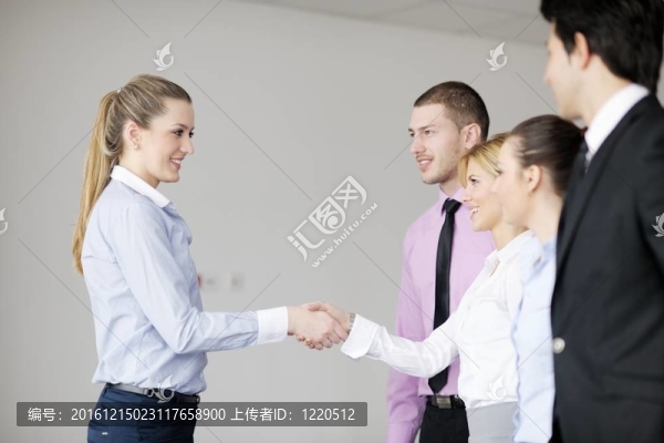 在會議上，年輕的商業(yè)人士組