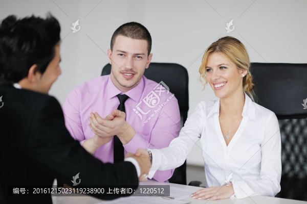 在會議上，年輕的商業(yè)人士組