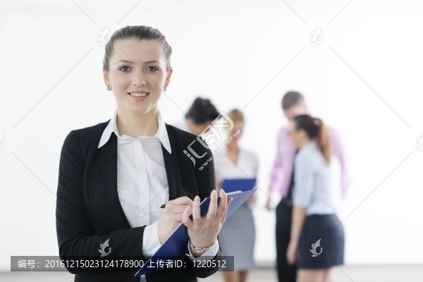 在背景與她的員工商業(yè)女人站