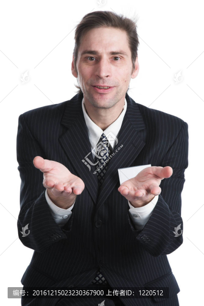 穿黑西裝的男人