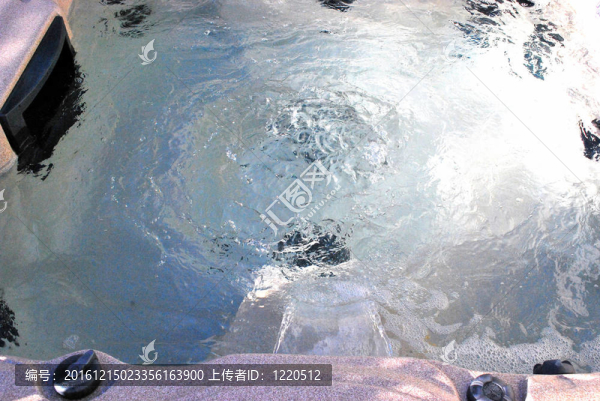 熱水浴缸。