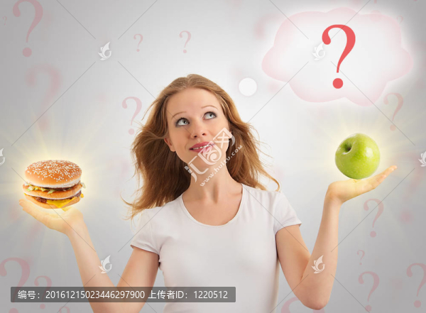 漂亮的女孩讓健康的和不健康的食品之間的選擇；在一個(gè)現(xiàn)代的概念背景蘋果和漢堡