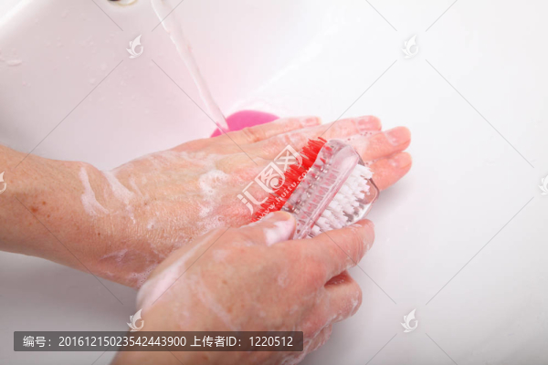 女人在浴室肥皂手洗