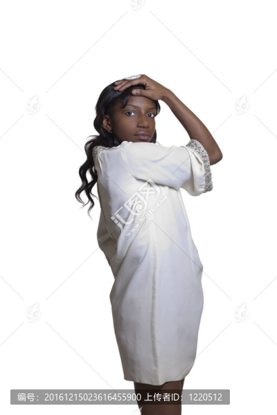 年輕的非裔美國婦女站在白色的連衣裙