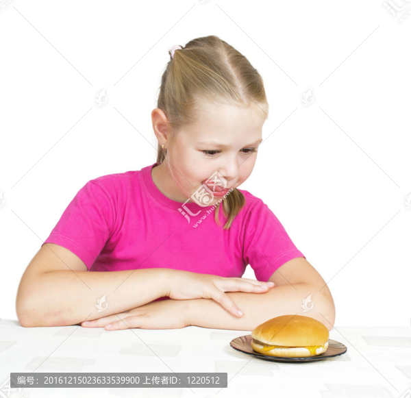 幸福的漂亮小女孩吃漢堡孤立在白色背景。