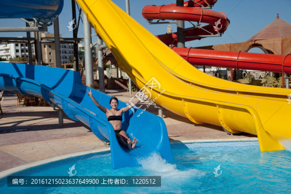 在水族公園水上滑梯的女孩