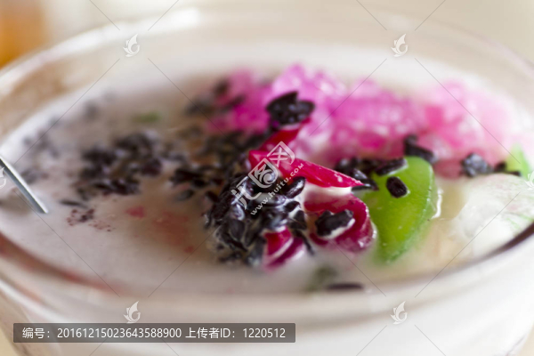 冰鎮(zhèn)雞尾酒甜點特寫