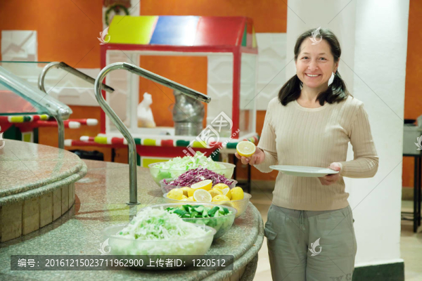 女人選擇新鮮蔬菜