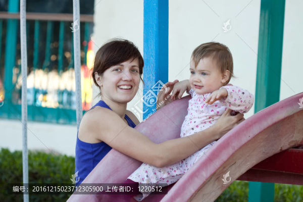 與幼兒在滑媽媽高興