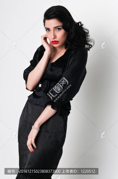 黑衣女人
