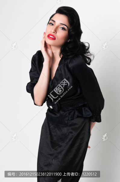 黑衣女人