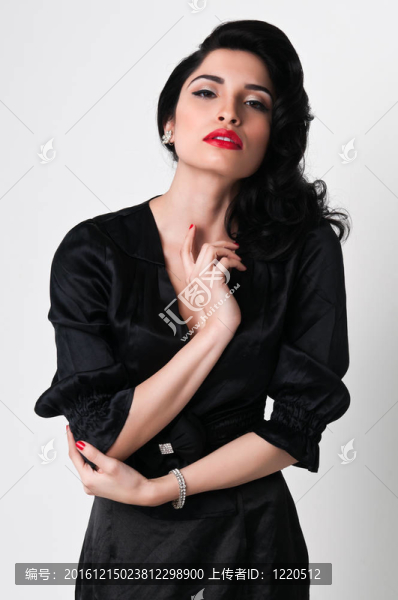 黑衣女人